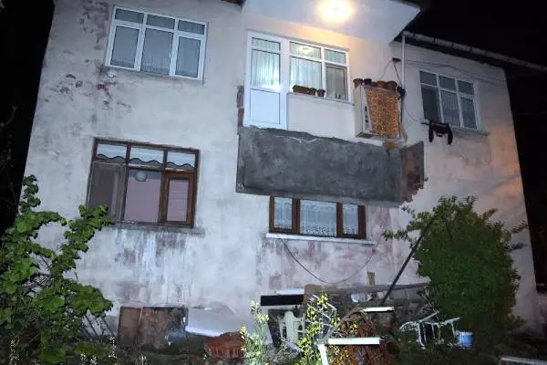 Sigara İçmek İçin Çıktıkları Balkon Çöktü: 3 Yaralı Sigara İçmek İçin Çıktıkları Balkon Çöktü: 3 Yaralı