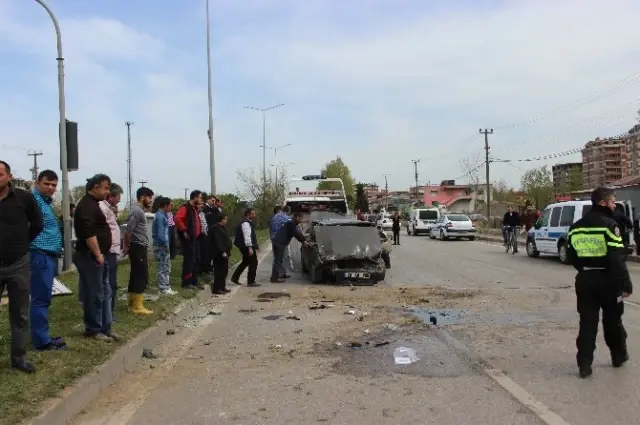 Çarşamba'da Trafik Kazası: 3 Yaralı Çarşamba'da Trafik Kazası: 3 Yaralı