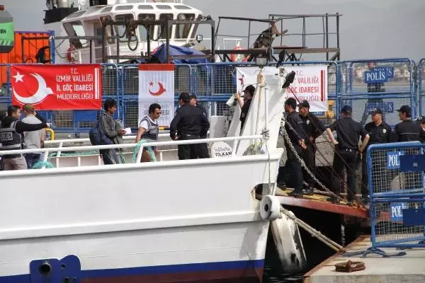 Midilli Adası'ndan Yeni Mülteci Grubu Dikili Limanı'na Geldi (3) Midilli Adası'ndan Yeni Mülteci Grubu Dikili Limanı'na Geldi (3)