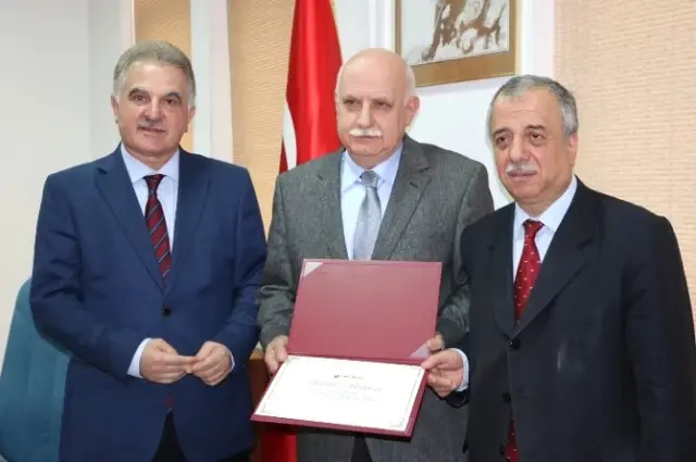 Saü Öğretim Üyesi Prof.dr. Musa Akoğlu'na 'Yılın Hekimi' Ödülü Verildi Saü Öğretim Üyesi Prof.dr. Musa Akoğlu'na 'Yılın Hekimi' Ödülü Verildi