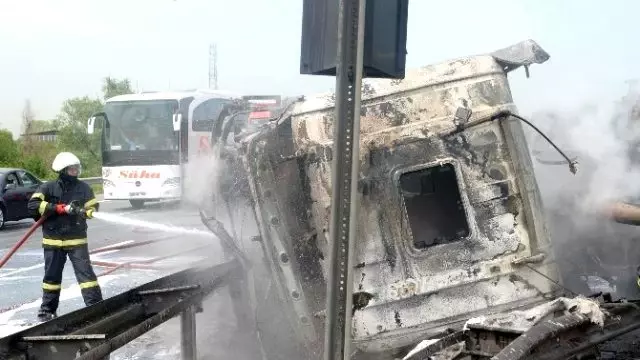 Kömür Yüklü Tır Devrildi, Sürücü Yanarak Can Verdi Kömür Yüklü Tır Devrildi, Sürücü Yanarak Can Verdi