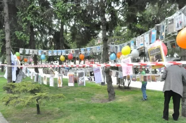Sakarya'da Ağaçlar Kitap Açtı Sakarya'da Ağaçlar Kitap Açtı