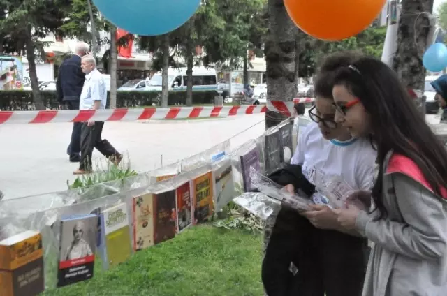 Sakarya'da Ağaçlar Kitap Açtı Sakarya'da Ağaçlar Kitap Açtı