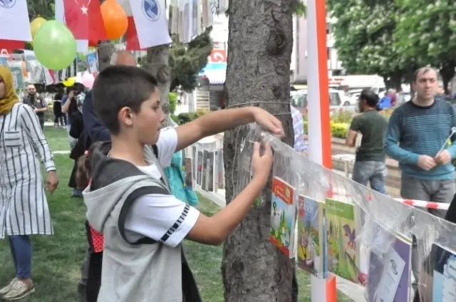 Sakarya'da Ağaçlar Kitap Açtı Sakarya'da Ağaçlar Kitap Açtı