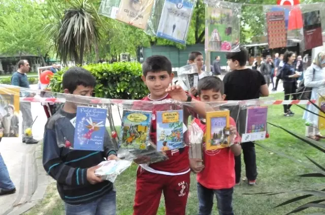 Sakarya'da Ağaçlar Kitap Açtı Sakarya'da Ağaçlar Kitap Açtı