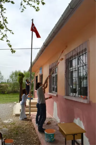 Arkadaşlarından Topladıkları 1'er Lirayla Köy Okulunu Tadilattan Geçirdiler Arkadaşlarından Topladıkları 1'er Lirayla Köy Okulunu Tadilattan Geçirdiler
