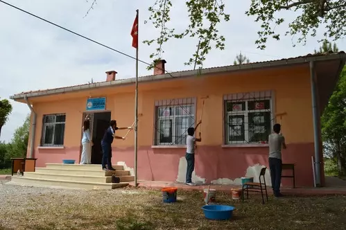 Arkadaşlarından Topladıkları 1'er Lirayla Köy Okulunu Tadilattan Geçirdiler Arkadaşlarından Topladıkları 1'er Lirayla Köy Okulunu Tadilattan Geçirdiler