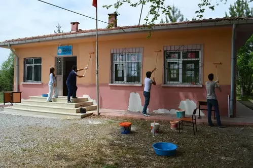 Arkadaşlarından Topladıkları 1'er Lirayla Köy Okulunu Tadilattan Geçirdiler Arkadaşlarından Topladıkları 1'er Lirayla Köy Okulunu Tadilattan Geçirdiler
