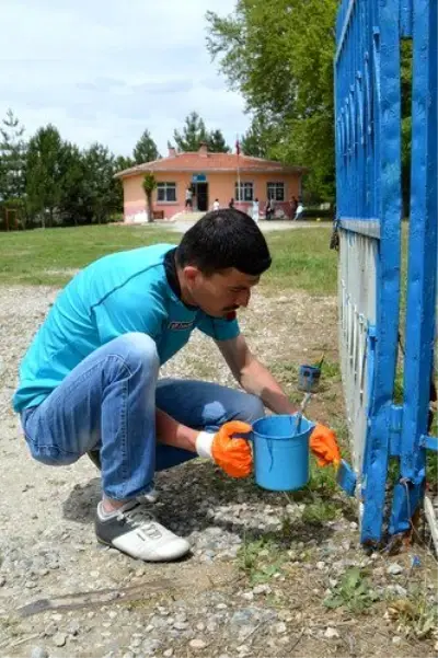 Arkadaşlarından Topladıkları 1'er Lirayla Köy Okulunu Tadilattan Geçirdiler Arkadaşlarından Topladıkları 1'er Lirayla Köy Okulunu Tadilattan Geçirdiler