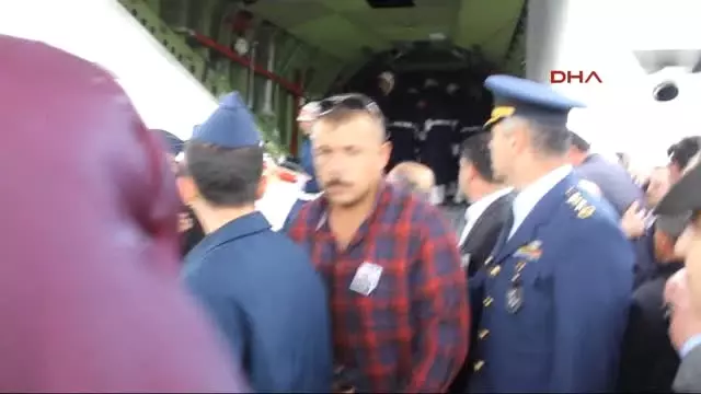 Samsunlu Şehit Uzman Onbaşı Yılmaz?ın Annesi Oğlunu 'Canım Oğlum' Diyerek Karşıladı