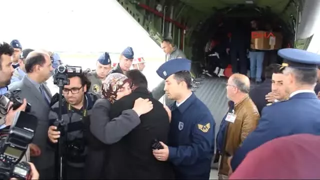 Samsunlu Şehit Uzman Onbaşı Yılmaz?ın Annesi Oğlunu 'Canım Oğlum' Diyerek Karşıladı