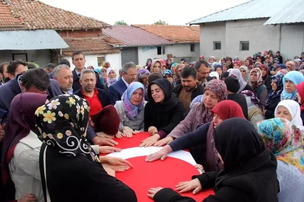 Şehit Oğlunun Cenazesini 'Canım Yavrum' Diye Karşıladı