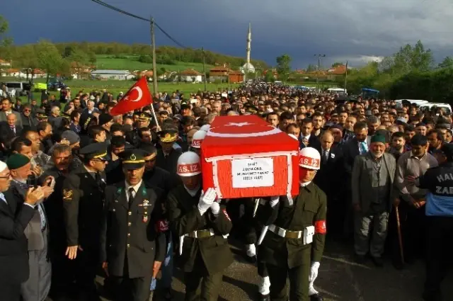 Uzman Onbaşı, Şehit Olmadan Önce Ailesinden Türk Bayrağı İstemiş Uzman Onbaşı, Şehit Olmadan Önce Ailesinden Türk Bayrağı İstemiş