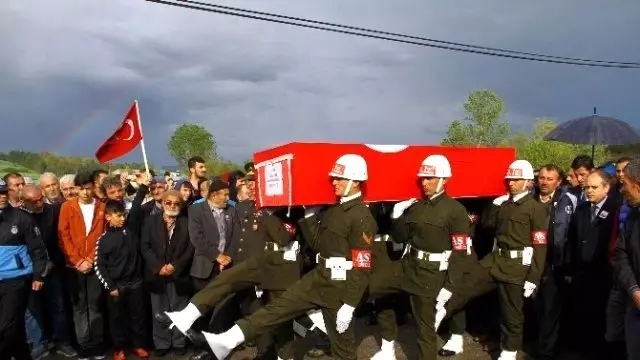 Uzman Onbaşı, Şehit Olmadan Önce Ailesinden Türk Bayrağı İstemiş Uzman Onbaşı, Şehit Olmadan Önce Ailesinden Türk Bayrağı İstemiş