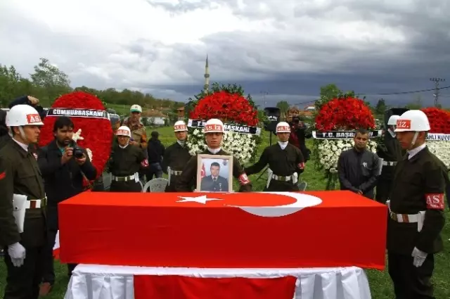 Uzman Onbaşı, Şehit Olmadan Önce Ailesinden Türk Bayrağı İstemiş Uzman Onbaşı, Şehit Olmadan Önce Ailesinden Türk Bayrağı İstemiş