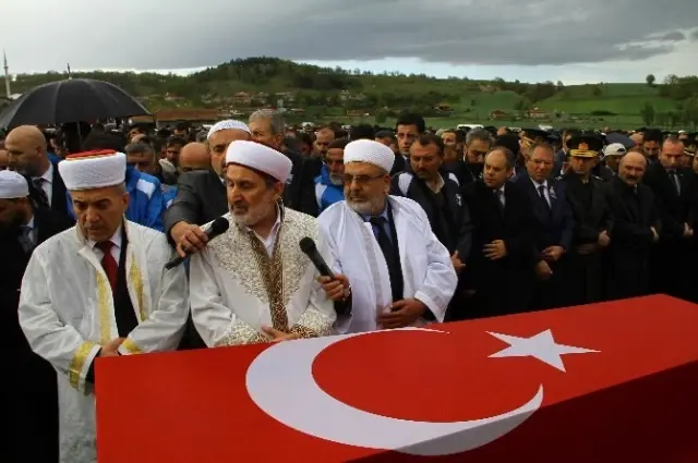 Uzman Onbaşı, Şehit Olmadan Önce Ailesinden Türk Bayrağı İstemiş Uzman Onbaşı, Şehit Olmadan Önce Ailesinden Türk Bayrağı İstemiş