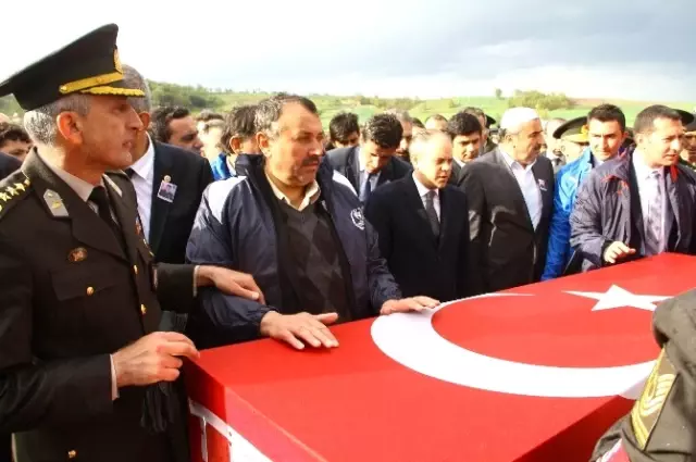 Uzman Onbaşı, Şehit Olmadan Önce Ailesinden Türk Bayrağı İstemiş Uzman Onbaşı, Şehit Olmadan Önce Ailesinden Türk Bayrağı İstemiş