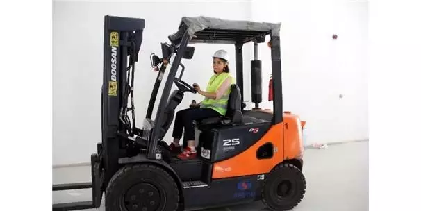 Azimli Kadınlar Forklift Sınavı İçin Ter Döktü Azimli Kadınlar Forklift Sınavı İçin Ter Döktü
