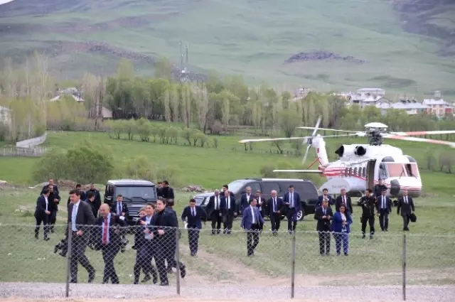 Başbakan Davutoğlu, Varto'da Çocuklarla Futbol Oynadı Başbakan Davutoğlu, Varto'da Çocuklarla Futbol Oynadı