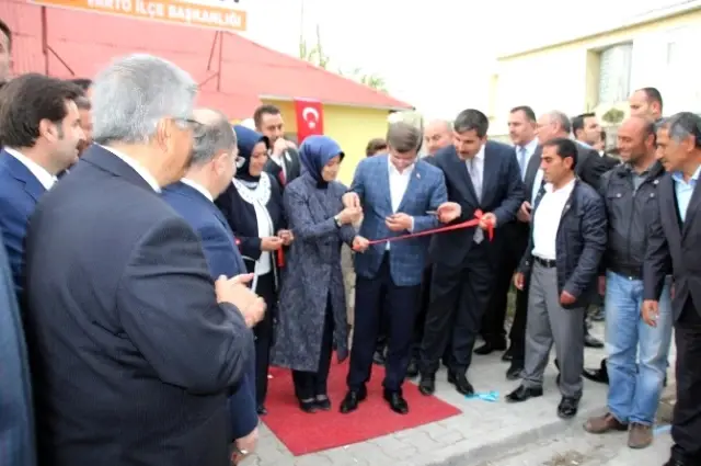 Başbakan Davutoğlu, Varto'da Çocuklarla Futbol Oynadı Başbakan Davutoğlu, Varto'da Çocuklarla Futbol Oynadı