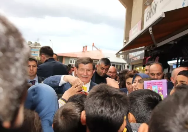 Başbakan Davutoğlu, Varto'da Çocuklarla Futbol Oynadı Başbakan Davutoğlu, Varto'da Çocuklarla Futbol Oynadı