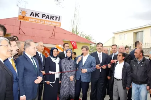 Başbakan Davutoğlu, Varto'da Çocuklarla Futbol Oynadı Başbakan Davutoğlu, Varto'da Çocuklarla Futbol Oynadı