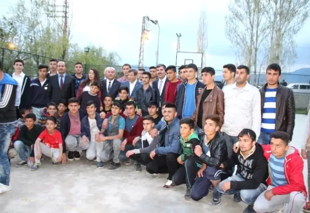 Başbakan Davutoğlu, Varto'da Çocuklarla Futbol Oynadı Başbakan Davutoğlu, Varto'da Çocuklarla Futbol Oynadı