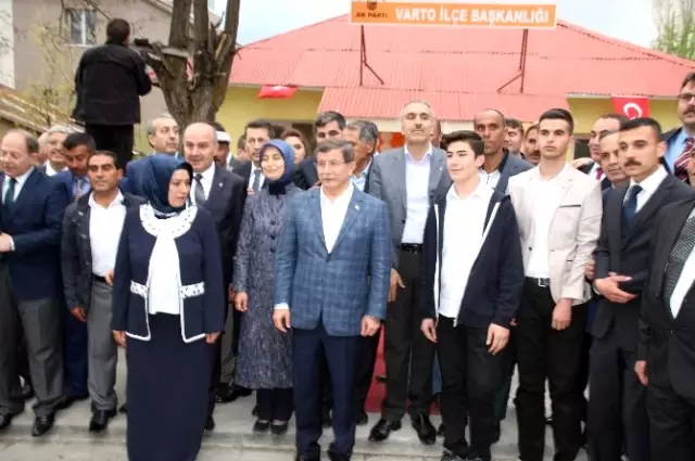 Başbakan Davutoğlu, Varto'da Çocuklarla Futbol Oynadı Başbakan Davutoğlu, Varto'da Çocuklarla Futbol Oynadı