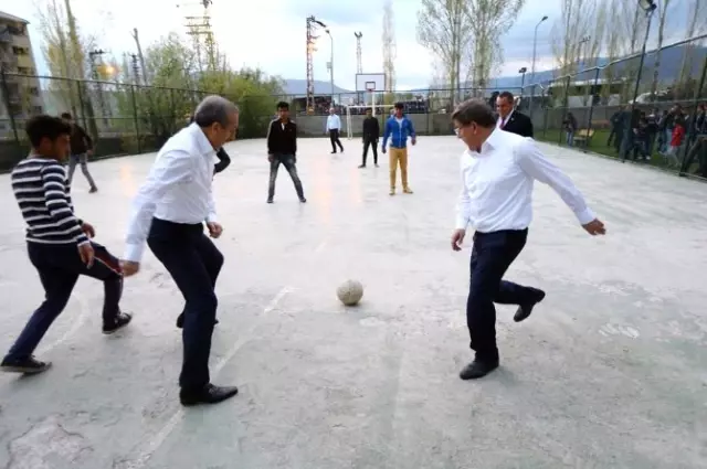 Başbakan Davutoğlu, Varto'da Çocuklarla Futbol Oynadı Başbakan Davutoğlu, Varto'da Çocuklarla Futbol Oynadı