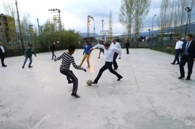 Başbakan Davutoğlu, Varto'da Çocuklarla Futbol Oynadı Başbakan Davutoğlu, Varto'da Çocuklarla Futbol Oynadı