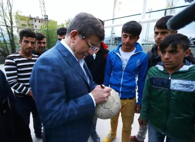 Başbakan Davutoğlu, Varto'da Çocuklarla Futbol Oynadı Başbakan Davutoğlu, Varto'da Çocuklarla Futbol Oynadı