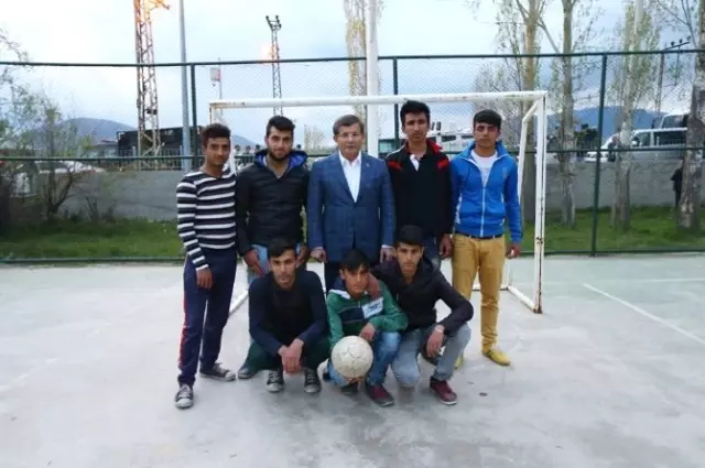 Başbakan Davutoğlu, Varto'da Çocuklarla Futbol Oynadı Başbakan Davutoğlu, Varto'da Çocuklarla Futbol Oynadı