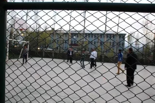 Başbakan Davutoğlu, Varto'da Çocuklarla Futbol Oynadı Başbakan Davutoğlu, Varto'da Çocuklarla Futbol Oynadı