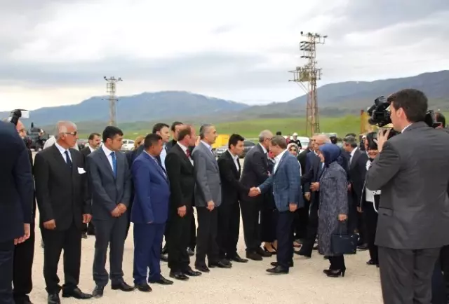 Başbakan Davutoğlu, Varto'da Çocuklarla Futbol Oynadı Başbakan Davutoğlu, Varto'da Çocuklarla Futbol Oynadı