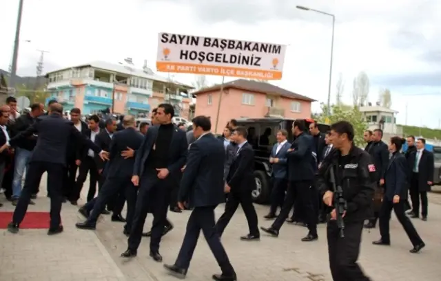 Başbakan Davutoğlu, Varto'da Çocuklarla Futbol Oynadı Başbakan Davutoğlu, Varto'da Çocuklarla Futbol Oynadı