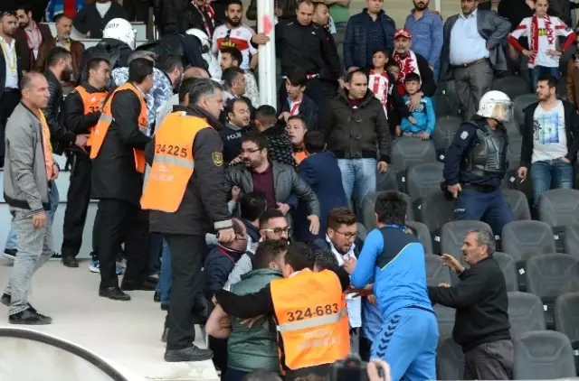 Sivasspor-Akhisar Belediyespor Maçı Sonrası Tribünler Karıştı