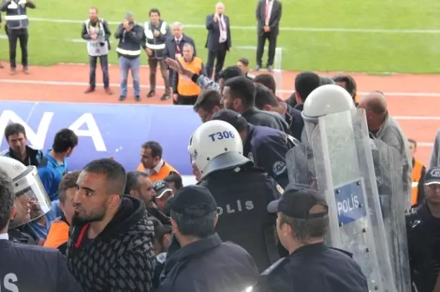 Sivasspor-Akhisar Belediyespor Maçı Sonrası Tribünler Karıştı