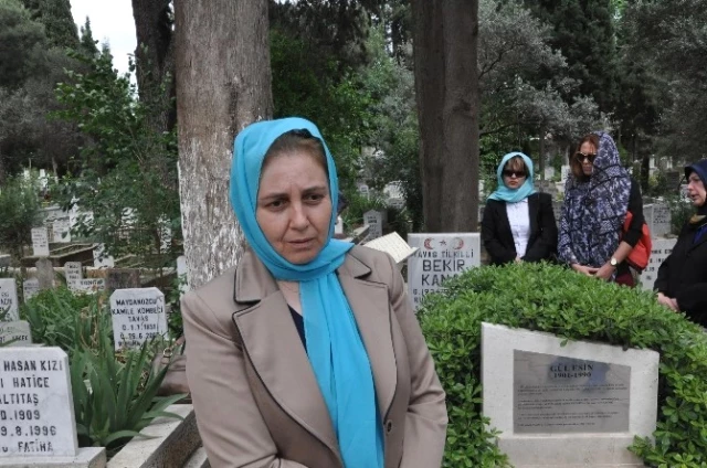 Türkiye'nin Seçilmiş İlk Muhtarı Mezarı Başında Anıldı Haberler