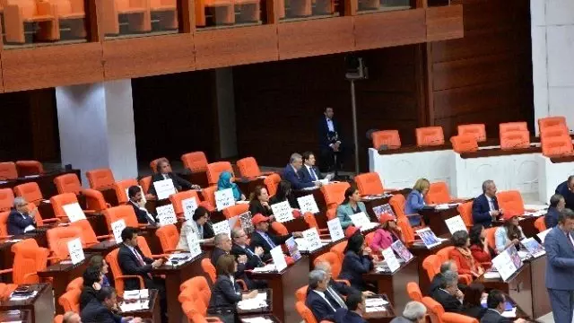 Hdp'li Toğrul'dan İş Kanunu Protestosu Hdp'li Toğrul'dan İş Kanunu Protestosu