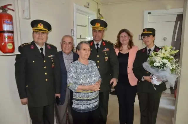 Anneler Günü'nde Şehit Annelerine Vefa Anneler Günü'nde Şehit Annelerine Vefa