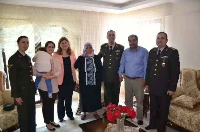 Anneler Günü'nde Şehit Annelerine Vefa Anneler Günü'nde Şehit Annelerine Vefa