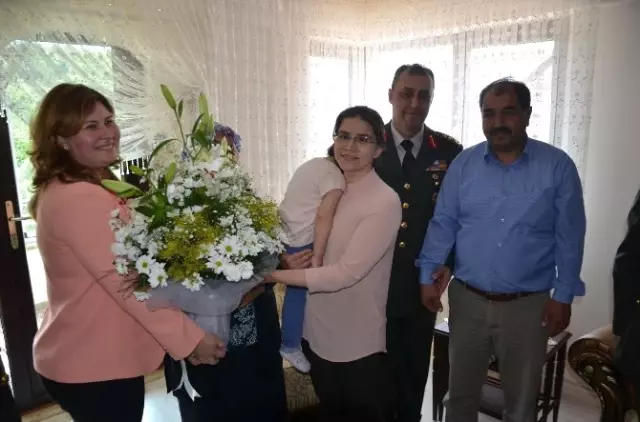 Anneler Günü'nde Şehit Annelerine Vefa Anneler Günü'nde Şehit Annelerine Vefa