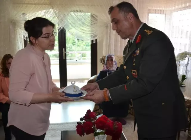 Anneler Günü'nde Şehit Annelerine Vefa Anneler Günü'nde Şehit Annelerine Vefa