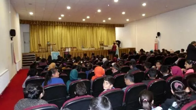 Eleşkirt'te Tiyatro Gösterisi Eleşkirt'te Tiyatro Gösterisi