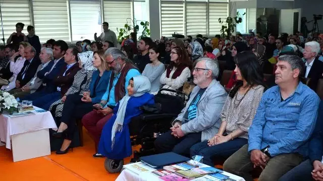 Ünlü isimler Engelli Şair Senem'in Şiirlerini seslendirdi Ünlü isimler Engelli Şair Senem'in Şiirlerini seslendirdi