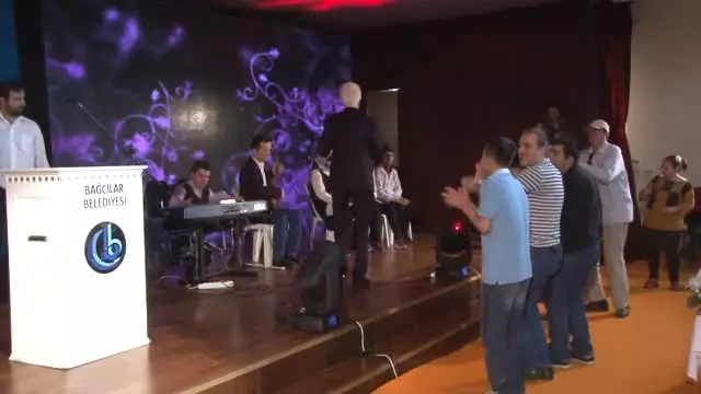 Ünlü İsimler Engelli Şair Senem Ünal?ın Şiirlerini Seslendirdi Ünlü İsimler Engelli Şair Senem Ünal?ın Şiirlerini Seslendirdi
