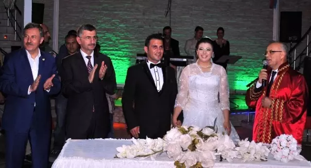 Kaymakam Peynircioğlu'nun Kızı Dünyaevine Girdi Kaymakam Peynircioğlu'nun Kızı Dünyaevine Girdi