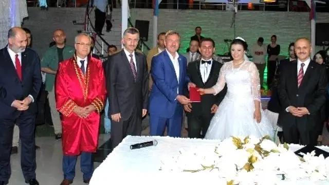 Kaymakam Peynircioğlu'nun Kızı Dünyaevine Girdi Kaymakam Peynircioğlu'nun Kızı Dünyaevine Girdi