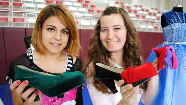 Öğrenciler Renk Değiştiren Ayakkabı Tasarladı Öğrenciler Renk Değiştiren Ayakkabı Tasarladı