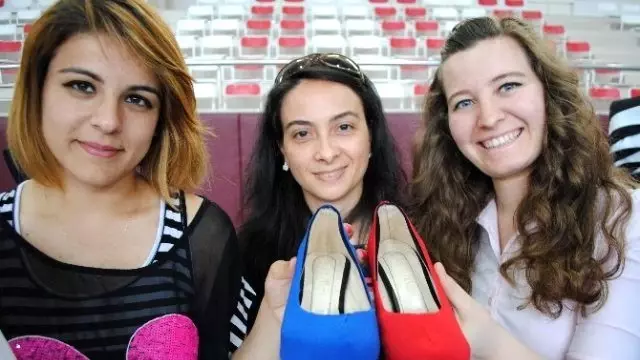 Öğrenciler Renk Değiştiren Ayakkabı Tasarladı Öğrenciler Renk Değiştiren Ayakkabı Tasarladı